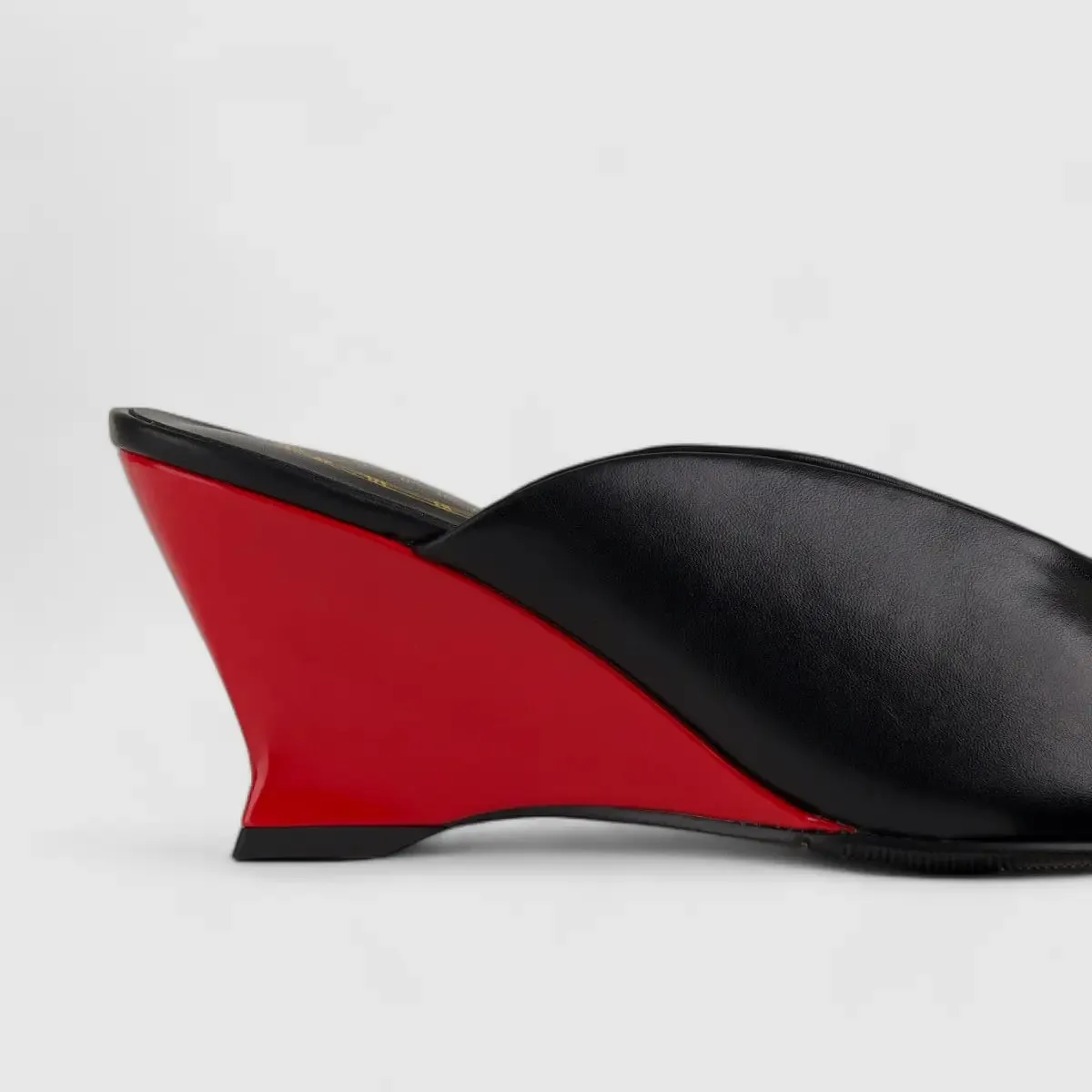 Bulbul Wedge Push In Black CAR5014