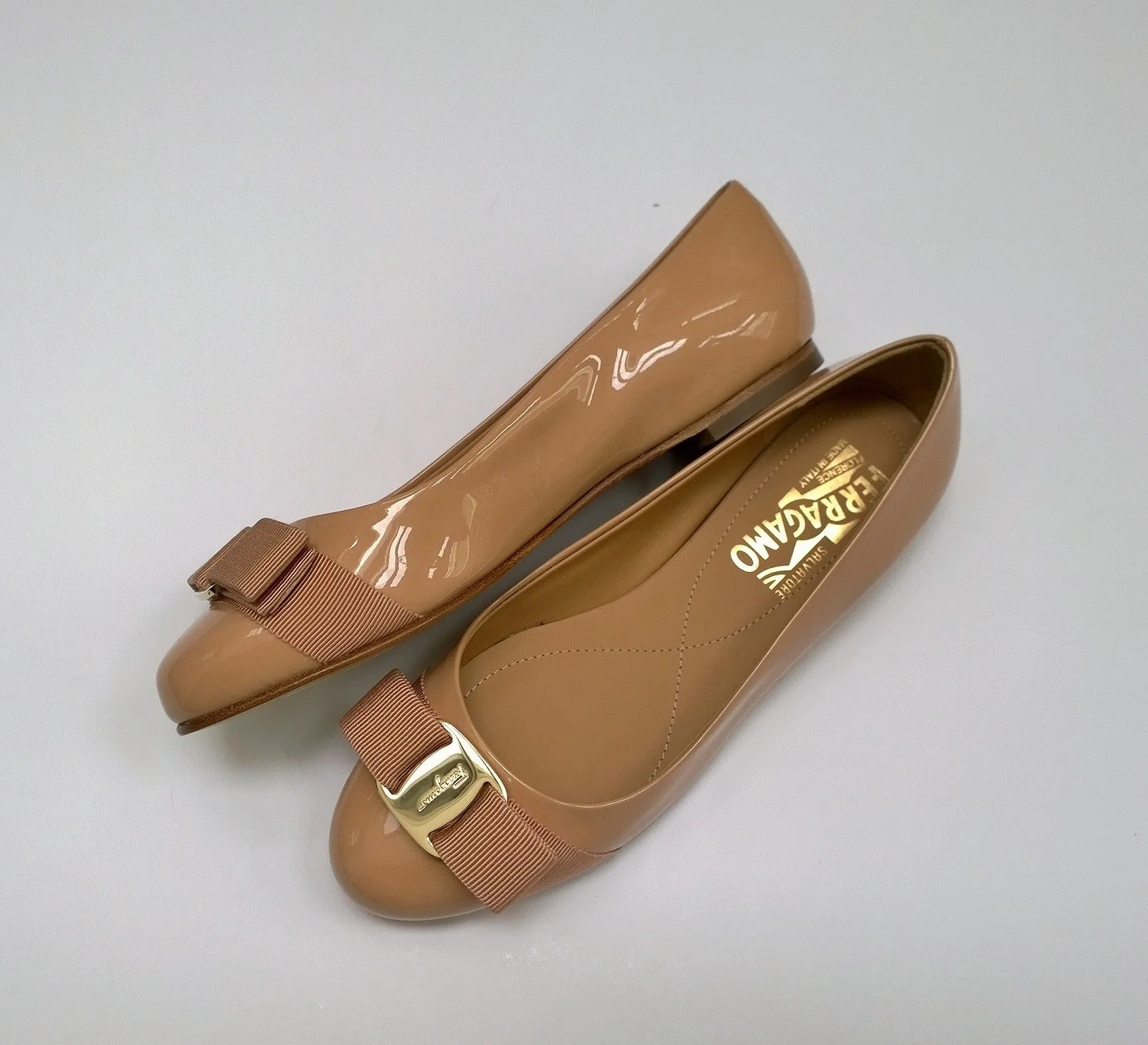 Ferragamo Varina Bow Flats C Width Shoes New in Box Amaretti Warm Nude Patent