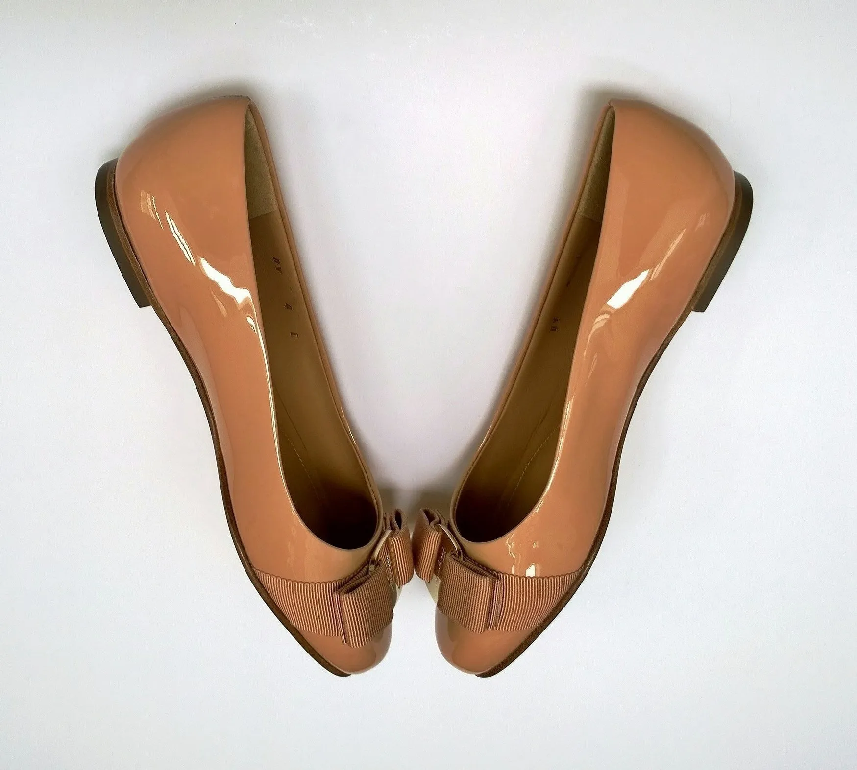 Ferragamo Varina Bow Flats C Width Shoes New in Box Amaretti Warm Nude Patent