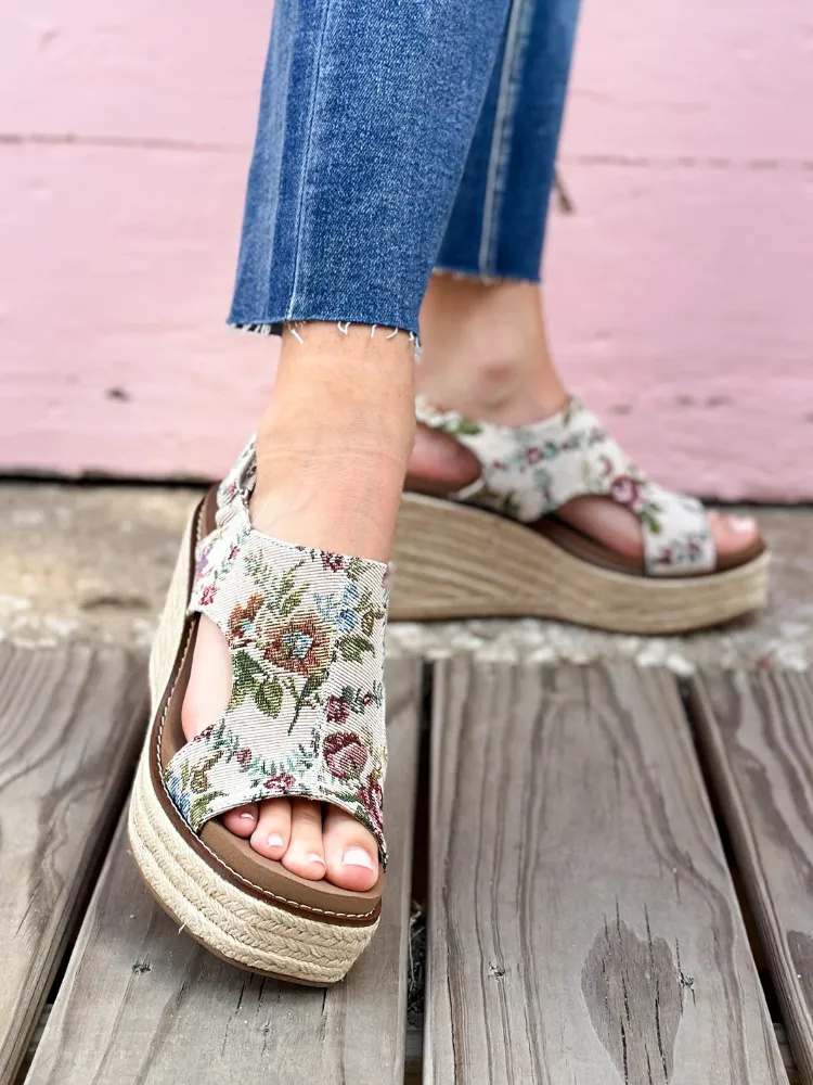 Freddie Wedge - Sand Brocade Floral