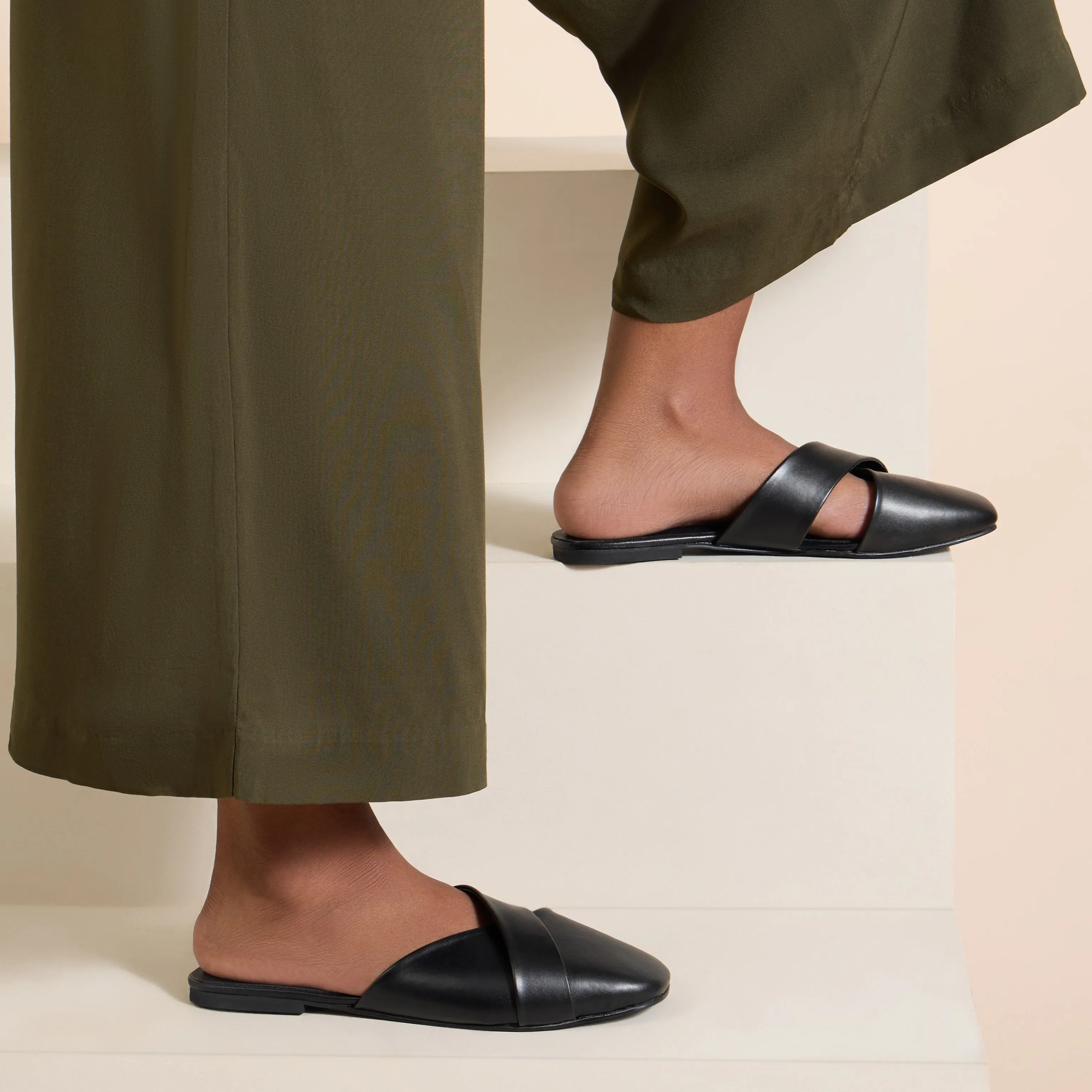 Nola in Black Flat Sandals For Women