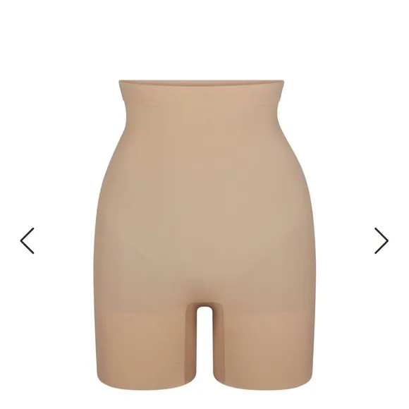 NWOT Skims everyday sculpt HIGH-WAISTED MID THIGH SHORT
