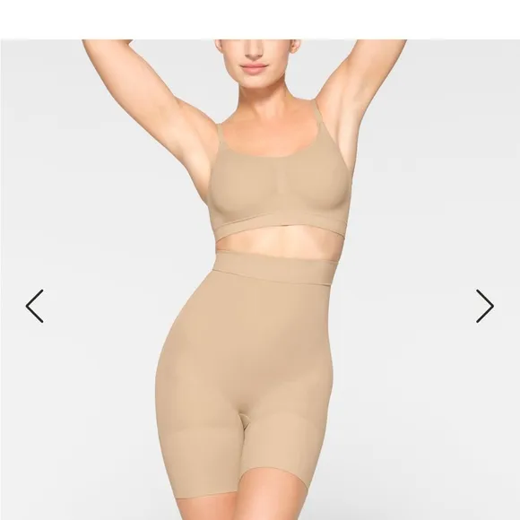 NWOT Skims everyday sculpt HIGH-WAISTED MID THIGH SHORT