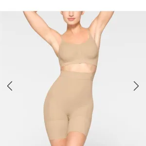 NWOT Skims everyday sculpt HIGH-WAISTED MID THIGH SHORT