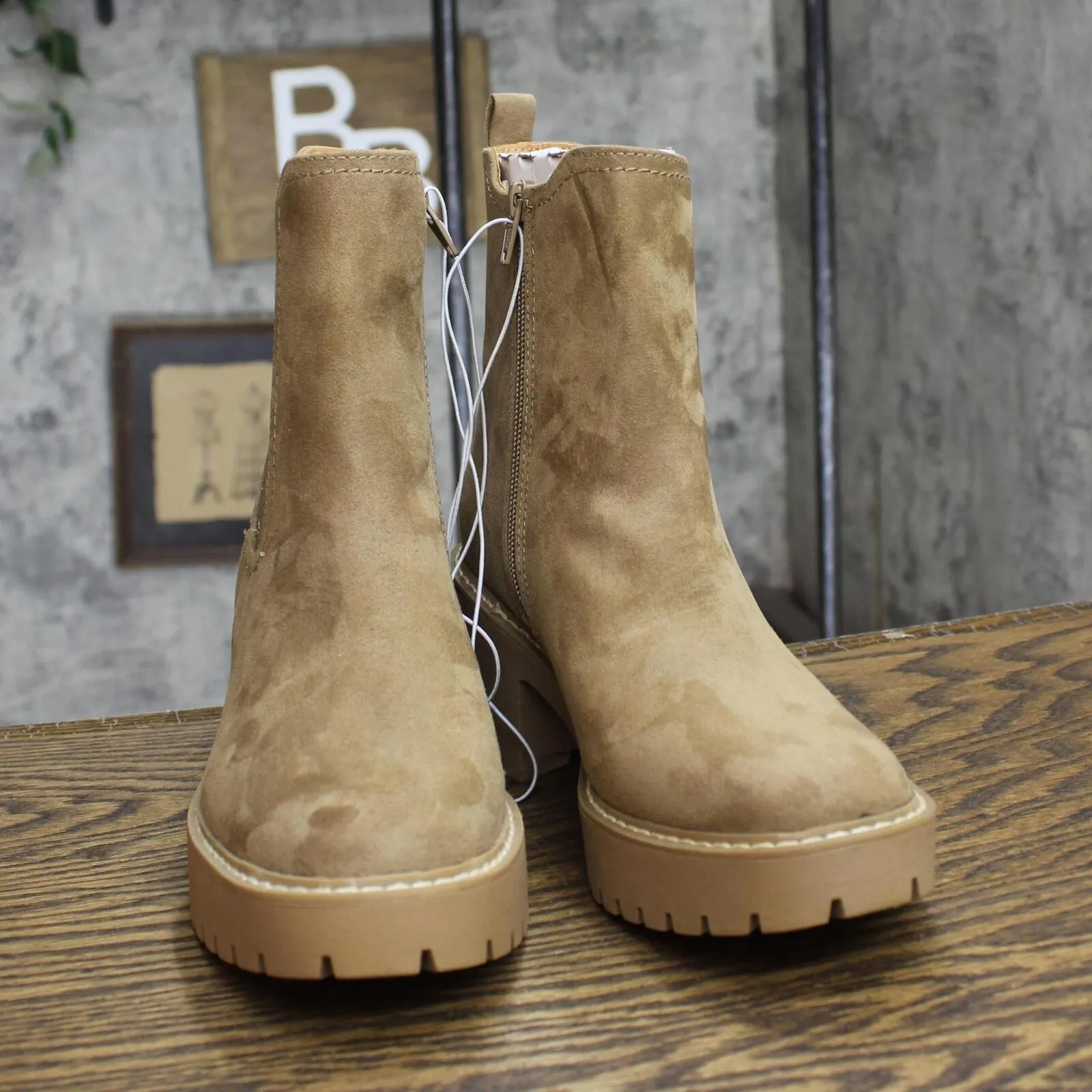Universal Thread Crispin Chelsea Boots with Memory Foam Insole Tan Brown 6.5M
