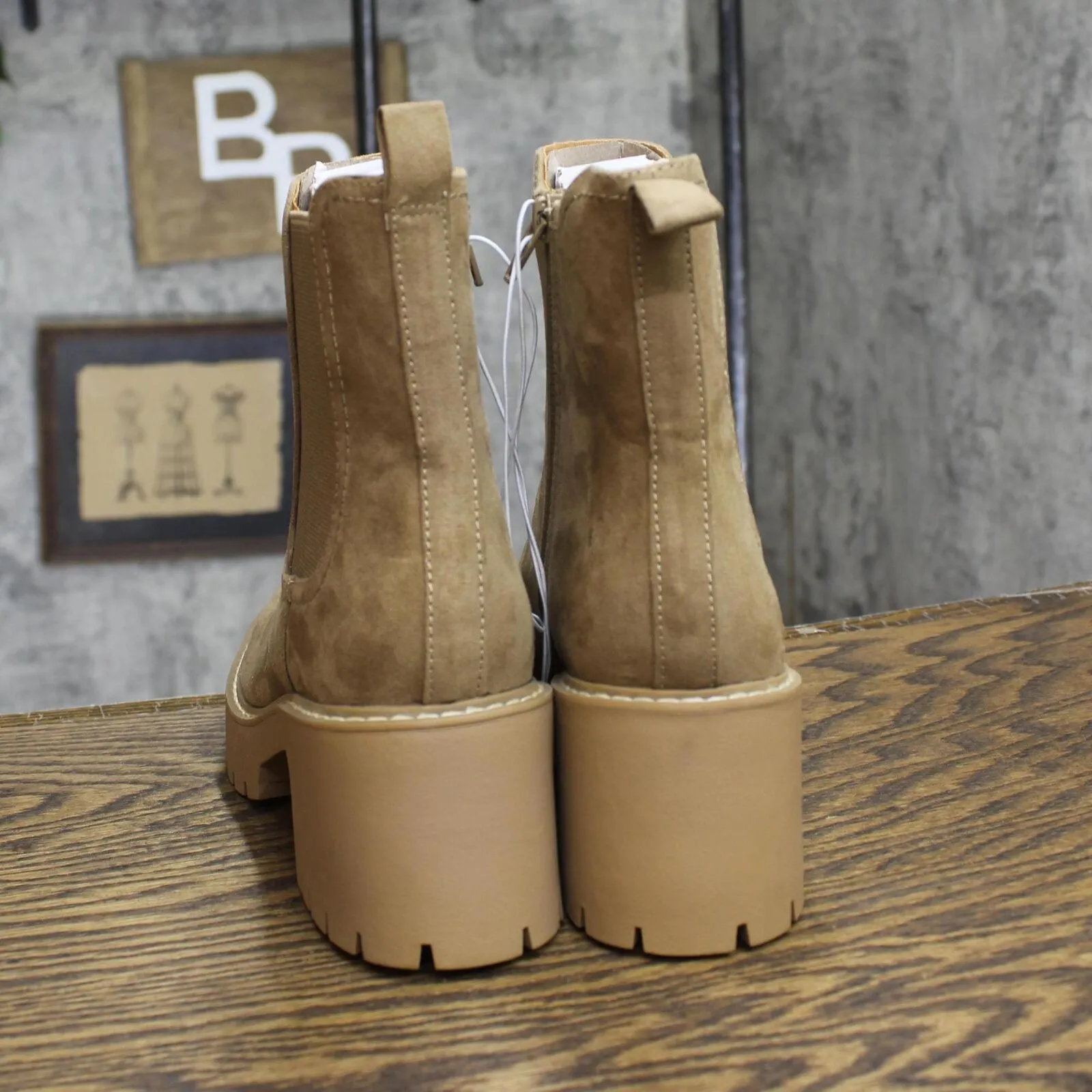 Universal Thread Crispin Chelsea Boots with Memory Foam Insole Tan Brown 6.5M