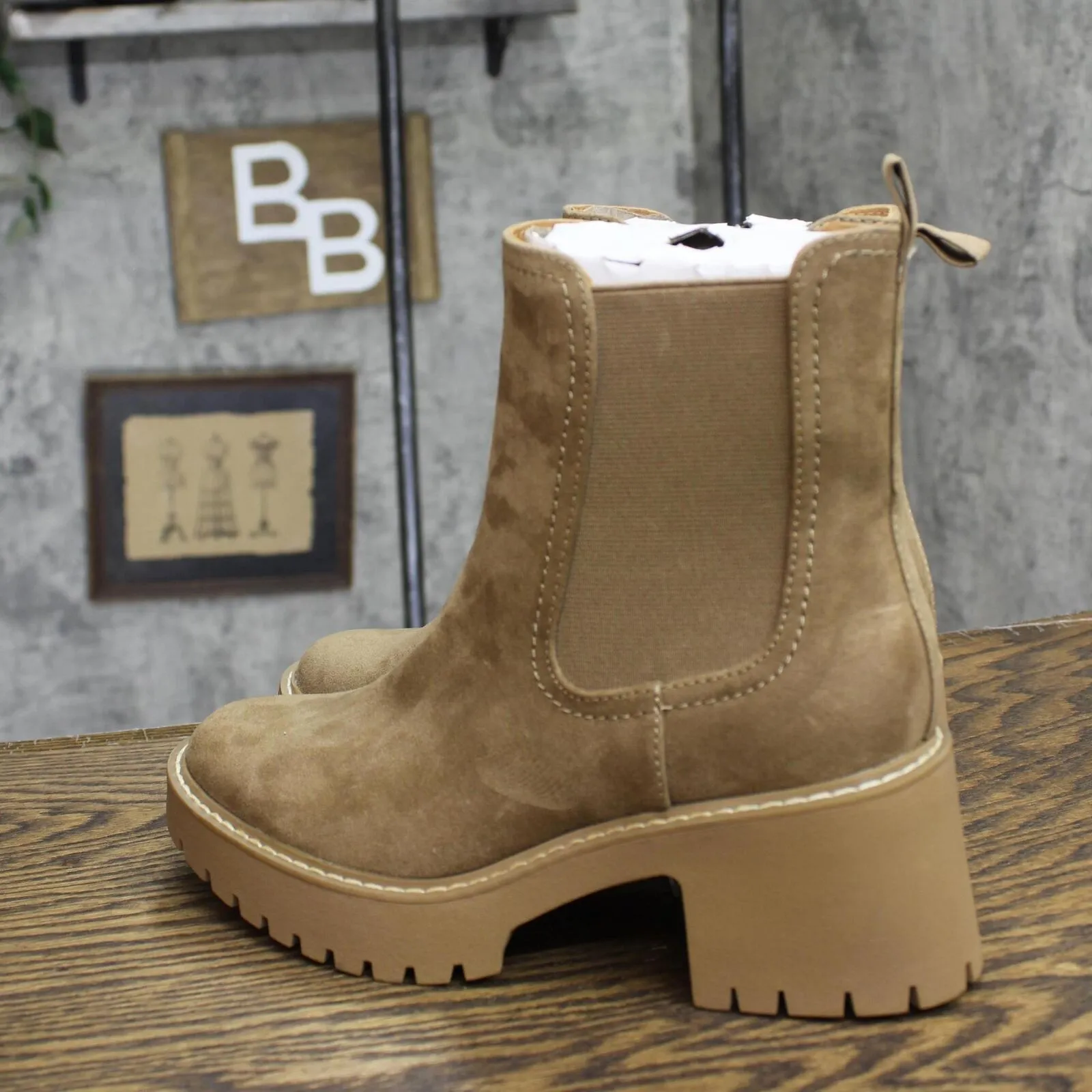 Universal Thread Crispin Chelsea Boots with Memory Foam Insole Tan Brown 6.5M