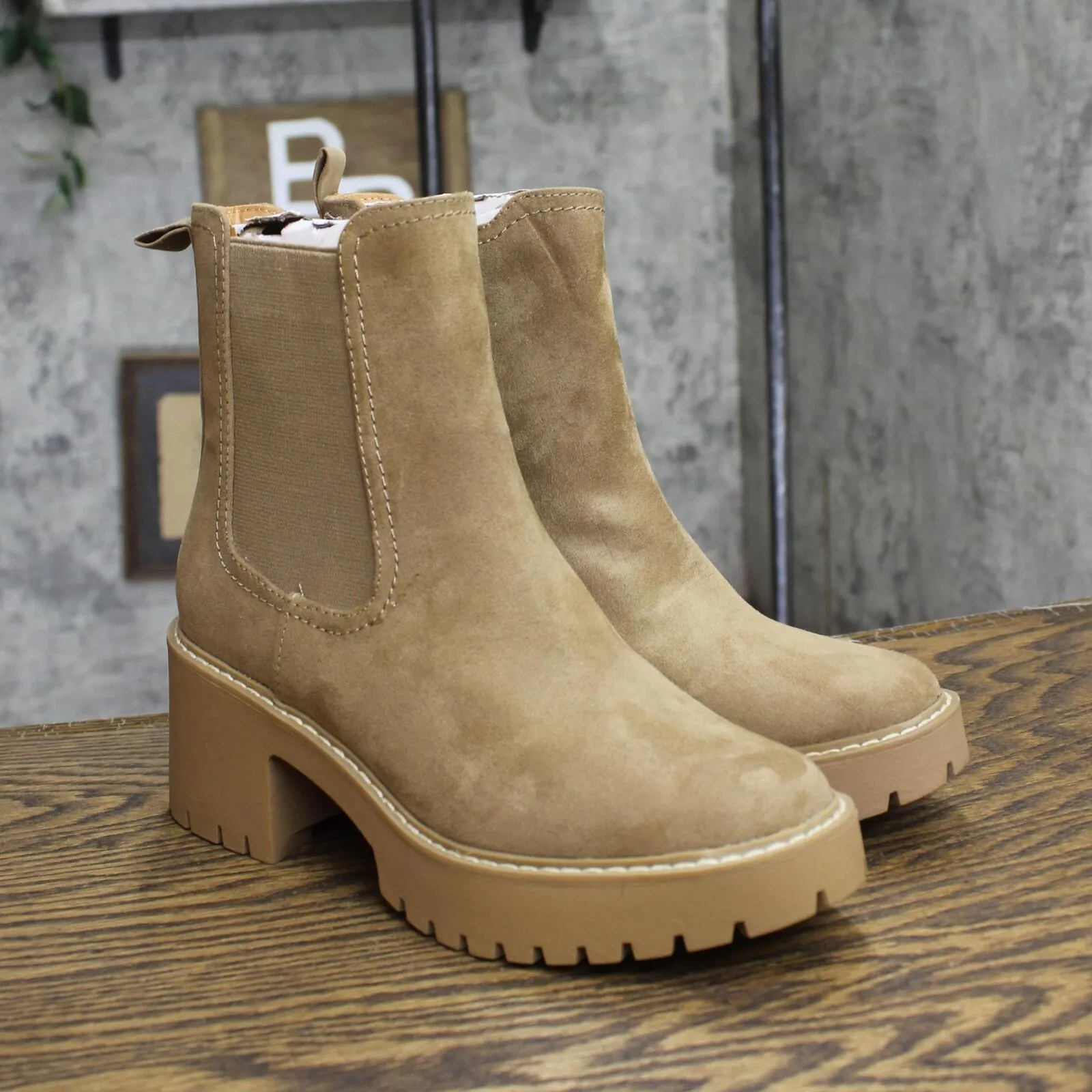 Universal Thread Crispin Chelsea Boots with Memory Foam Insole Tan Brown 6.5M