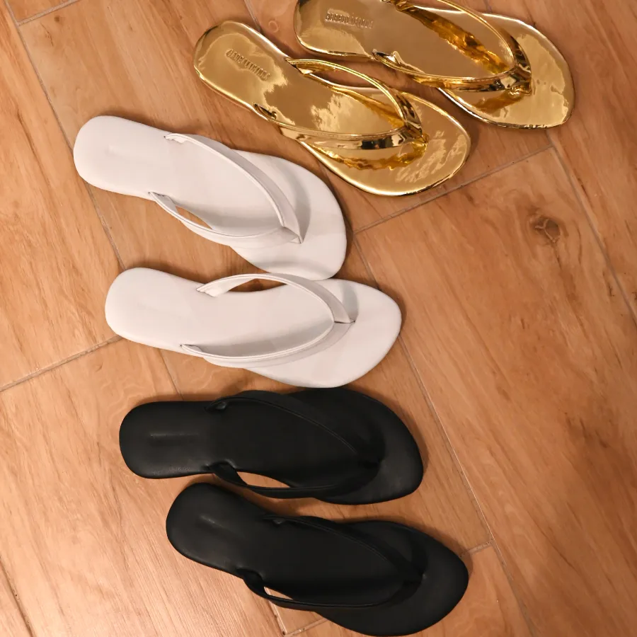 URBANA BLACK STREET-STYLE FLIP FLOPS