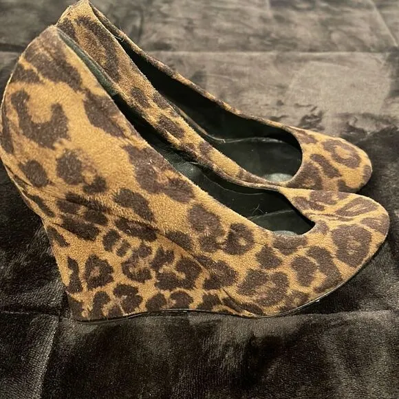 Vera Wang lavender wedge leopard/cheetah heels suede fabric size 6 1/2